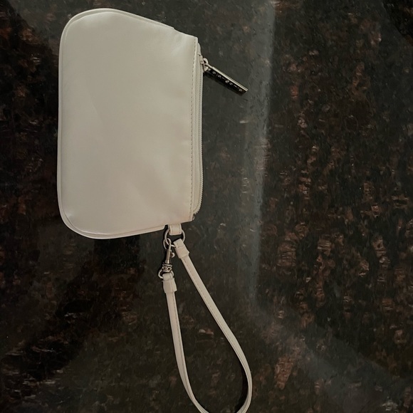 Ladies faux leather wristlet - Picture 4 of 11